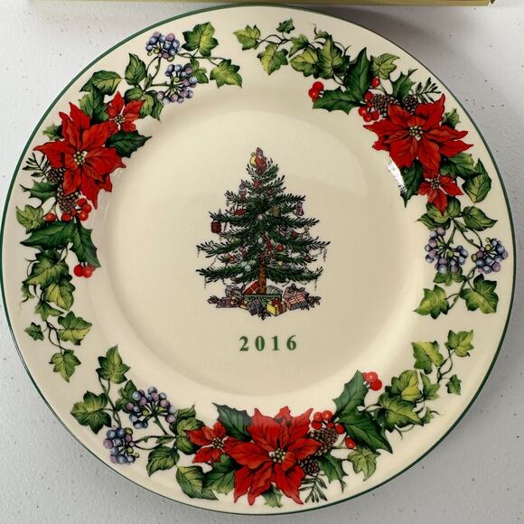 New in Box - Spode 2016 Annual Collector Holiday Plate 8" Christmas Tree Design - Picture 2 of 7